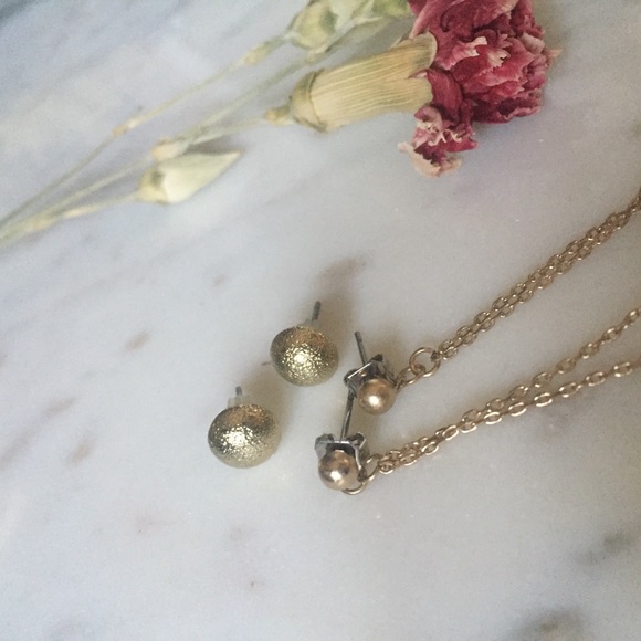 2 pair earrings gold studs & dangly cube on chain - Picture 5 of 10